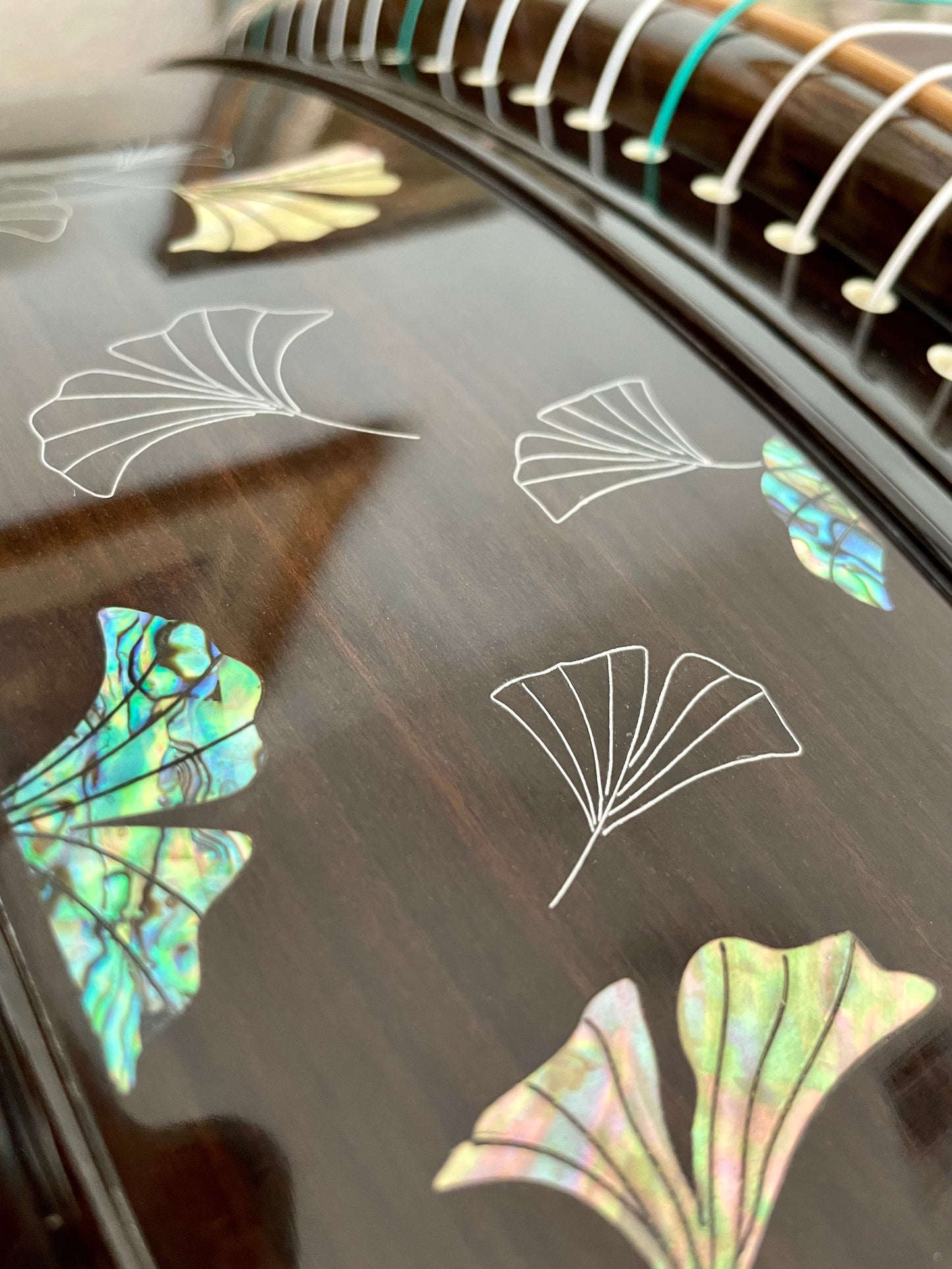 Huali Guzheng 华黎古筝 Ebony Wood 黑檀 with Silver Thread and Shell Inlay Ginkgo Leaves 银丝彩贝枝落银杏