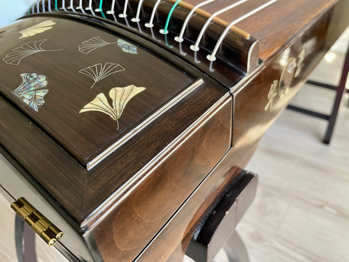 Huali Guzheng 华黎古筝 Ebony Wood 黑檀 with Silver Thread and Shell Inlay Ginkgo Leaves 银丝彩贝枝落银杏