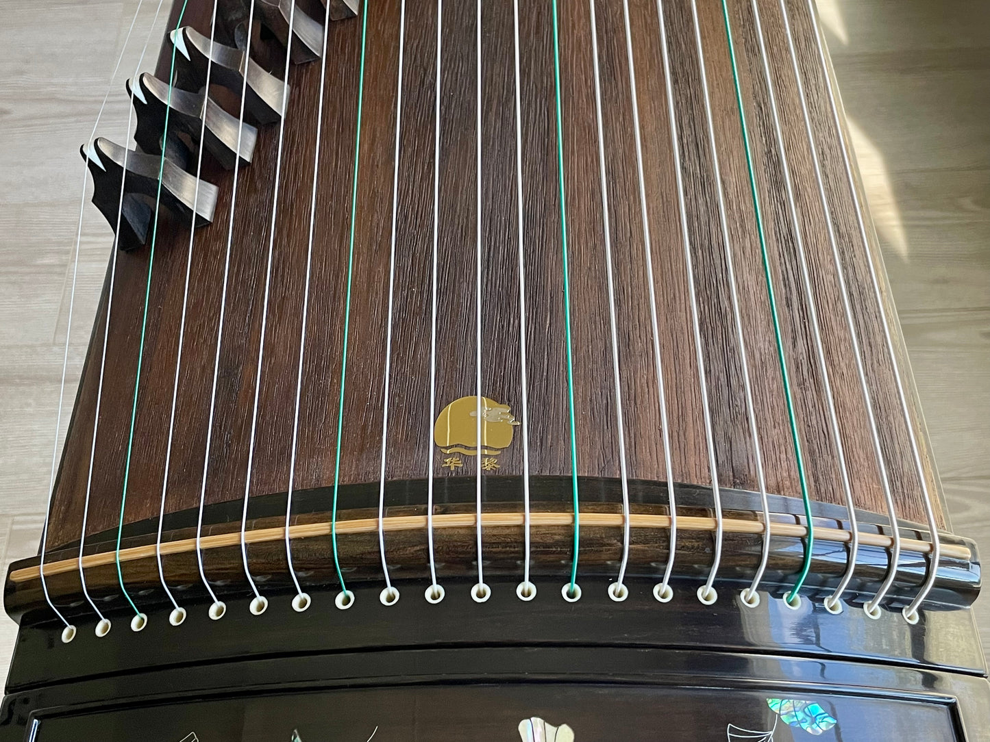 Huali Guzheng 华黎古筝 Ebony Wood 黑檀 with Silver Thread and Shell Inlay Ginkgo Leaves 银丝彩贝枝落银杏